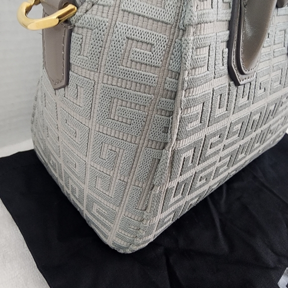 Givenchy handbag - Picture 3 of 17